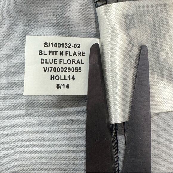 GAP Pleated Dress Fit N Flare Blue & Black rose print Dress Size 6. Easter - Picture 6 of 7